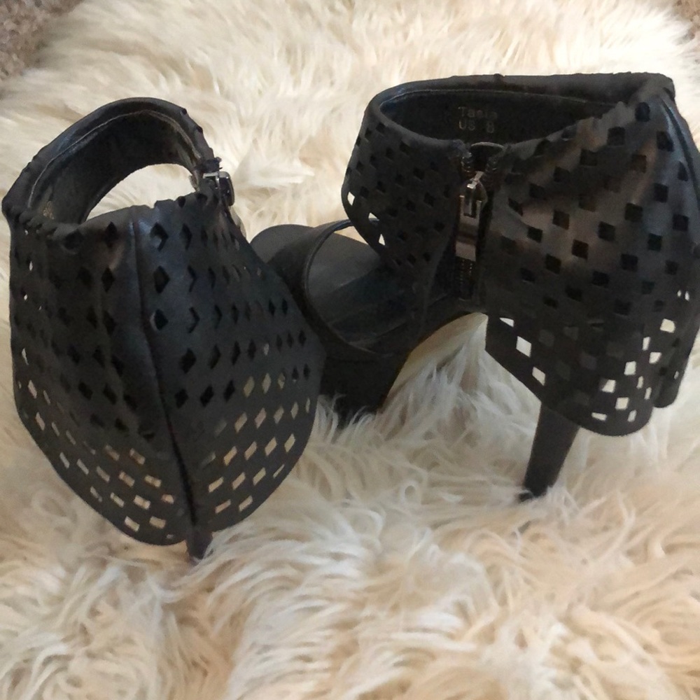 High Heel - Picture 3 of 3